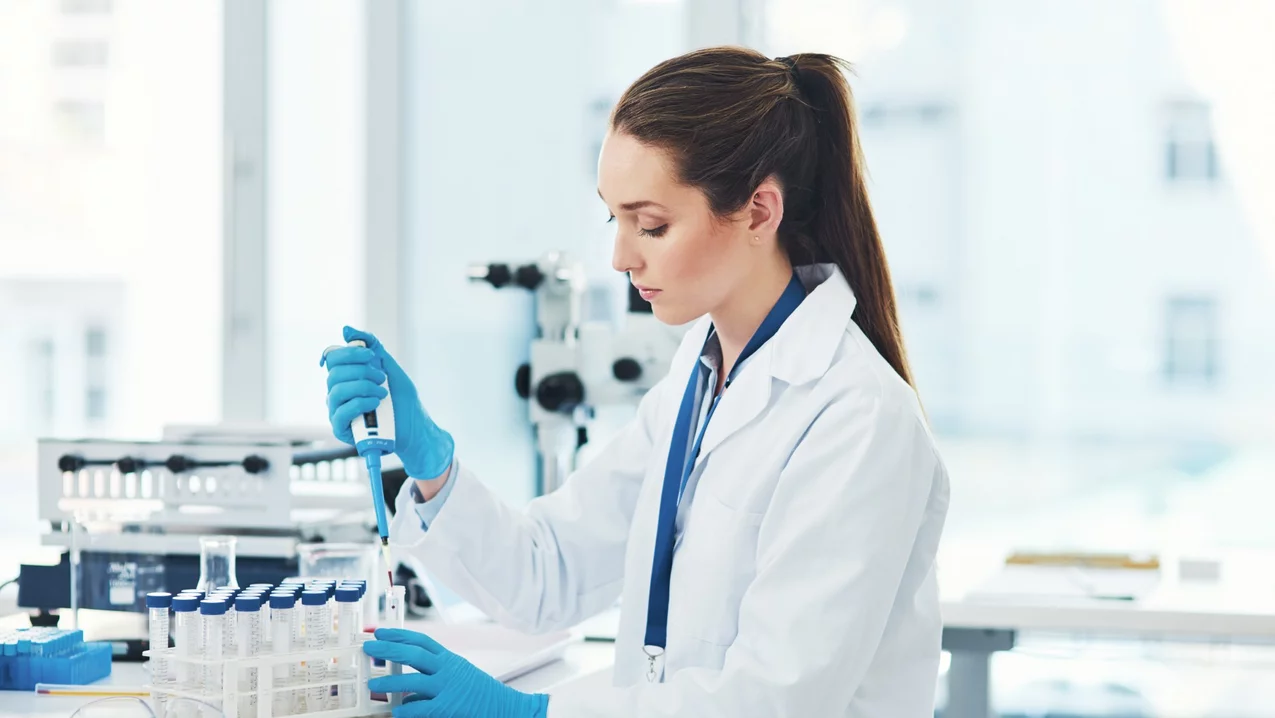 Eine Wissenschaftlerin im Labor, die Proben testet.